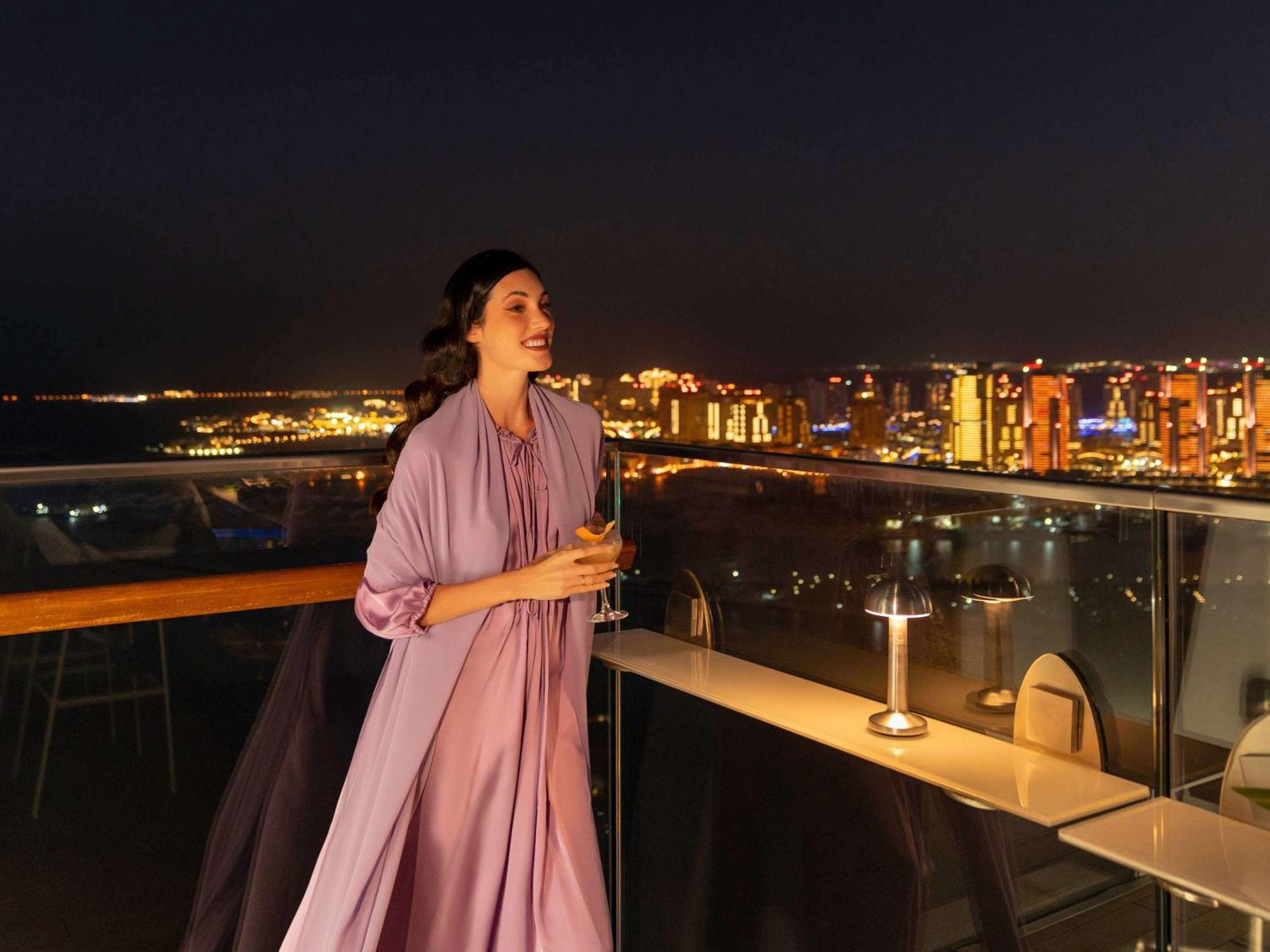 Fairmont Doha Hotel Lusail Екстериор снимка A woman wearing an abaya