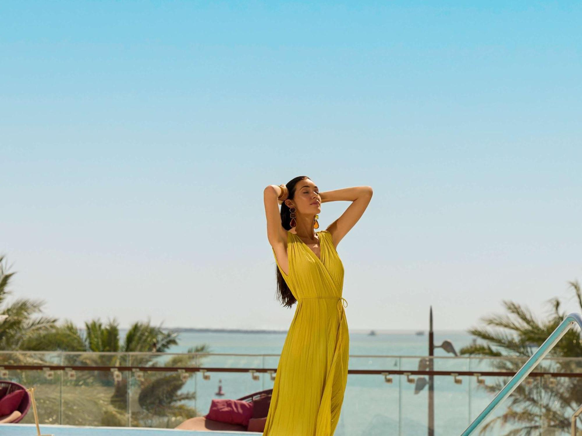 Fairmont Doha Hotel Lusail Екстериор снимка A woman in a yellow dress
