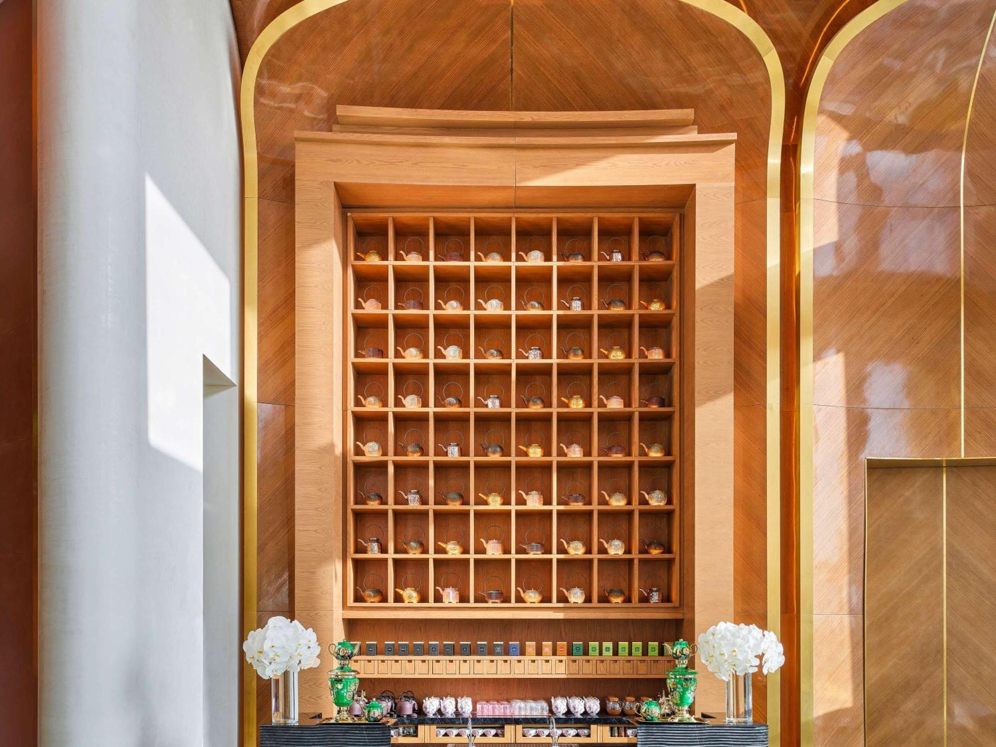 Fairmont Doha Hotel Lusail Екстериор снимка A bell desk at the Mandarin Oriental, Hong Kong