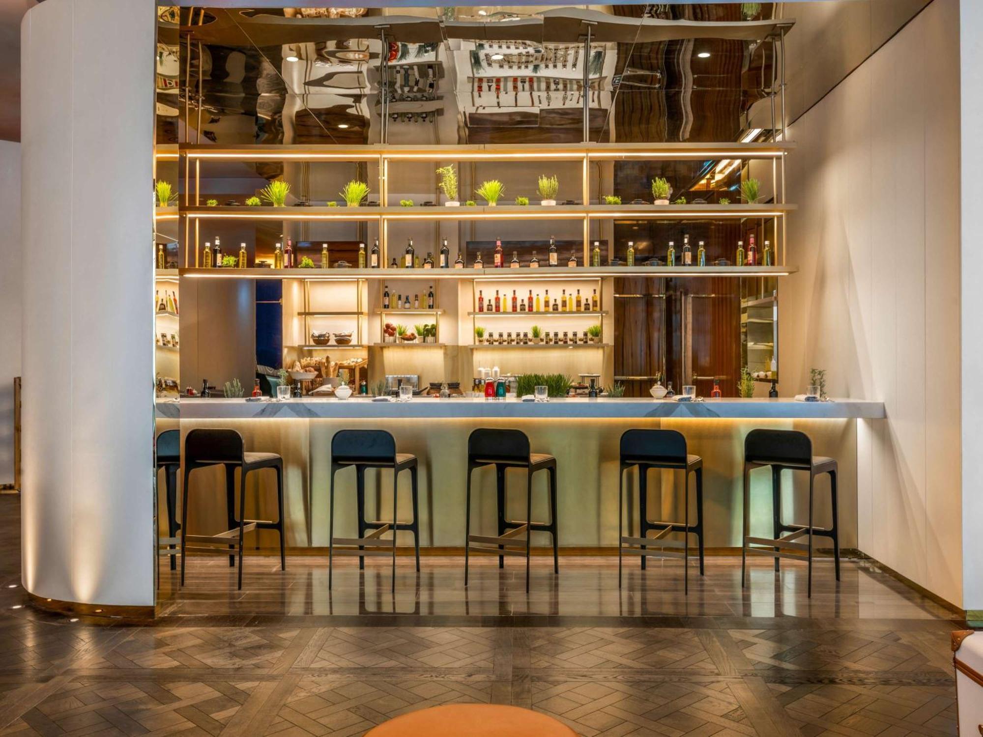 Fairmont Doha Hotel Lusail Екстериор снимка The bar at the hotel
