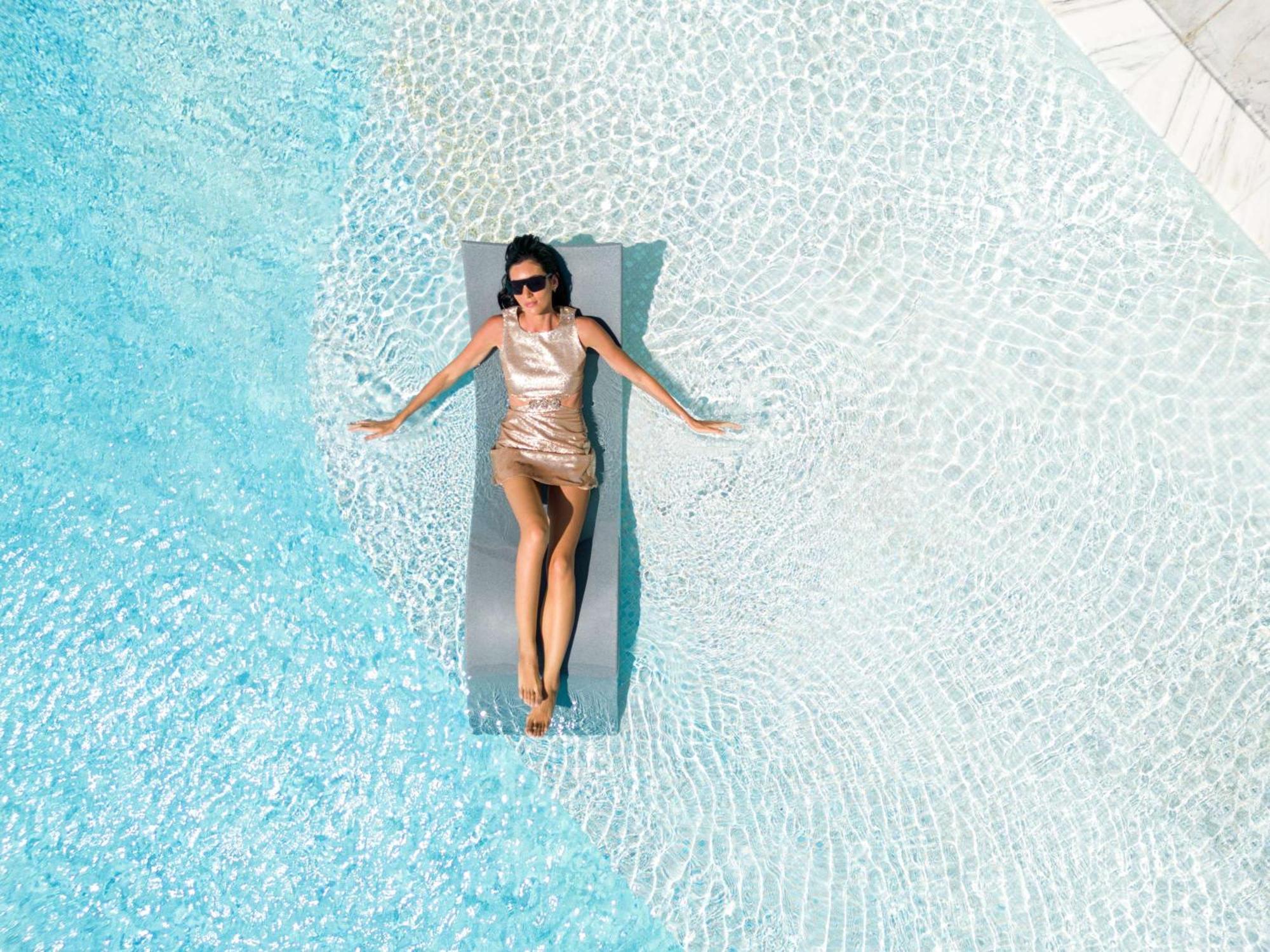 Fairmont Doha Hotel Lusail Екстериор снимка A woman sunbathing